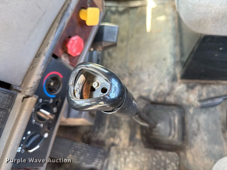 image for item DO0933 2005 Kenworth T300 flatbed truck