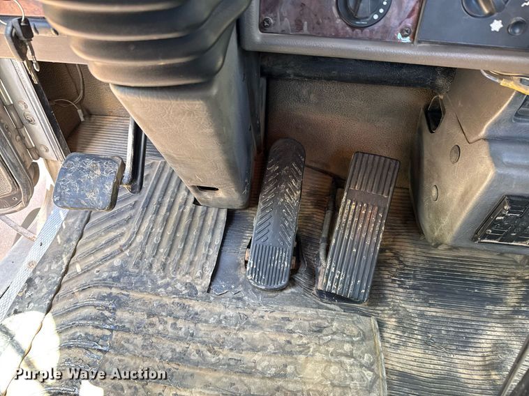 image for item DO0933 2005 Kenworth T300 flatbed truck