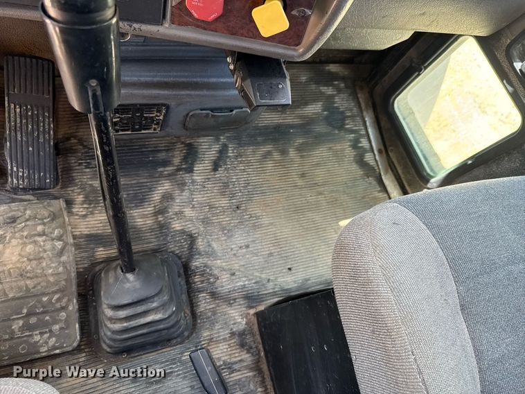 image for item DO0933 2005 Kenworth T300 flatbed truck