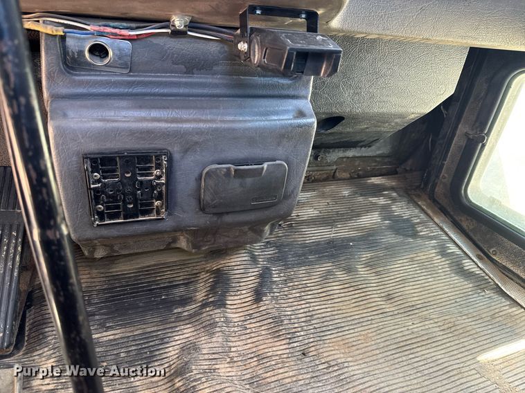 image for item DO0933 2005 Kenworth T300 flatbed truck