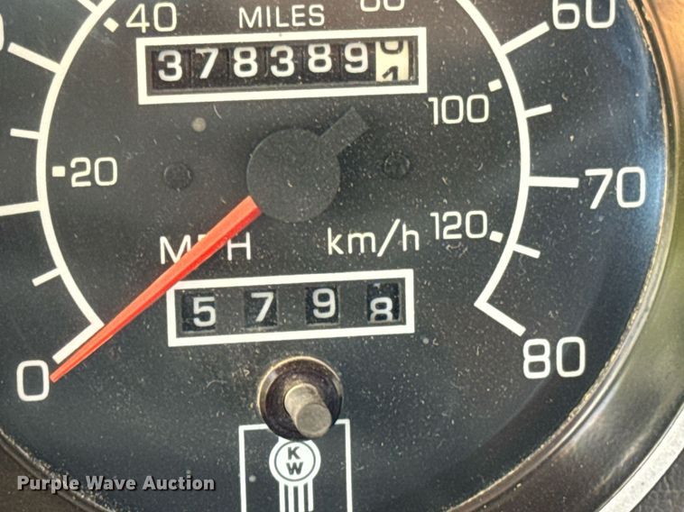 image for item DO0933 2005 Kenworth T300 flatbed truck