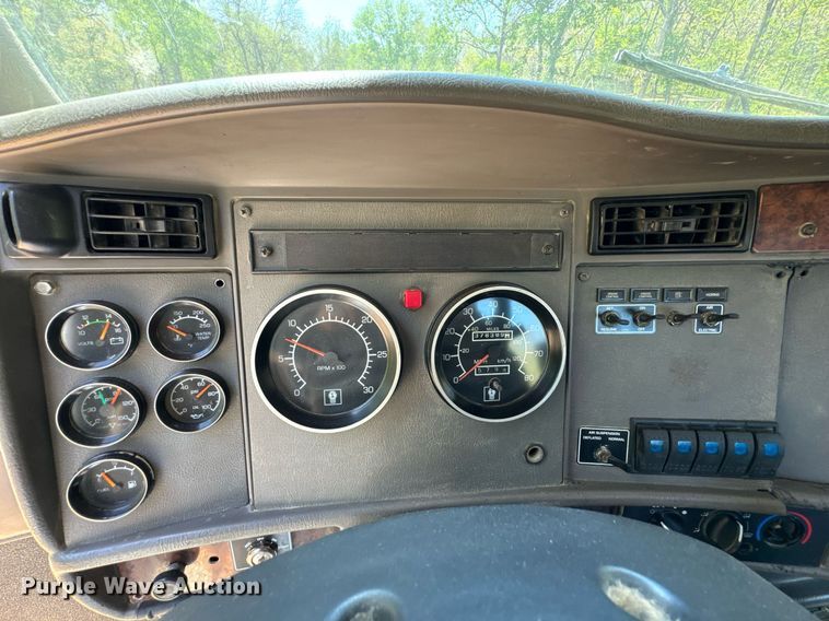 image for item DO0933 2005 Kenworth T300 flatbed truck