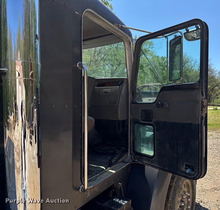 image for item DO0933 2005 Kenworth T300 flatbed truck