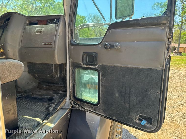 image for item DO0933 2005 Kenworth T300 flatbed truck