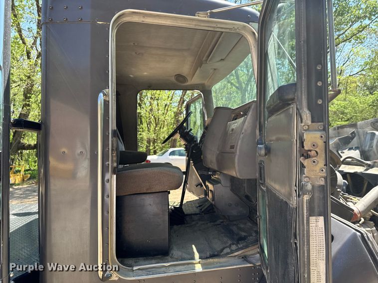 image for item DO0933 2005 Kenworth T300 flatbed truck