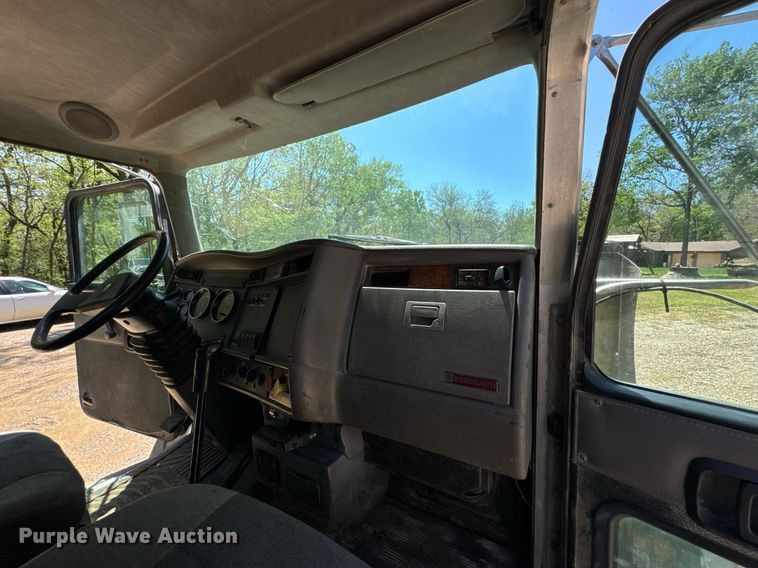 image for item DO0933 2005 Kenworth T300 flatbed truck