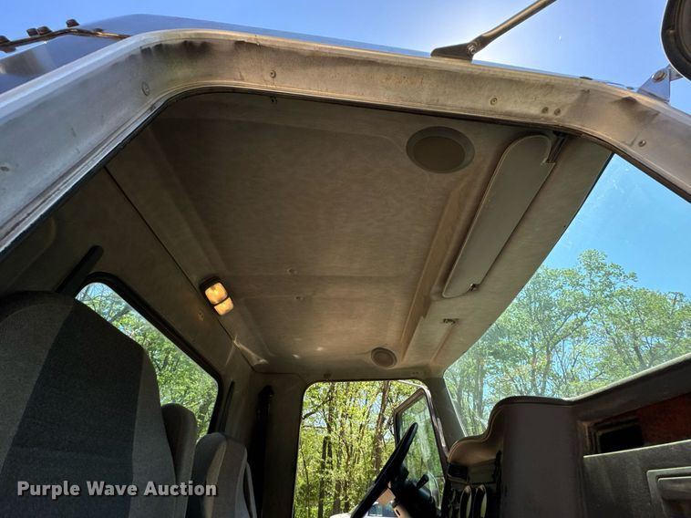 image for item DO0933 2005 Kenworth T300 flatbed truck