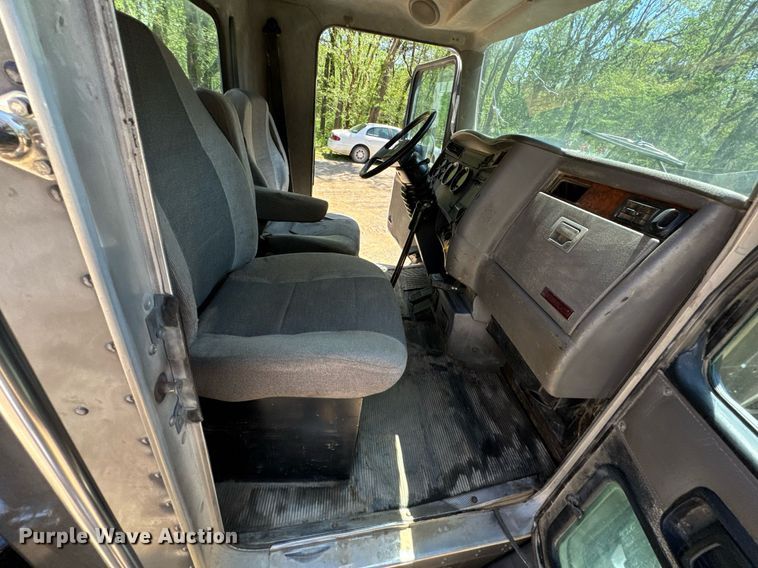 image for item DO0933 2005 Kenworth T300 flatbed truck