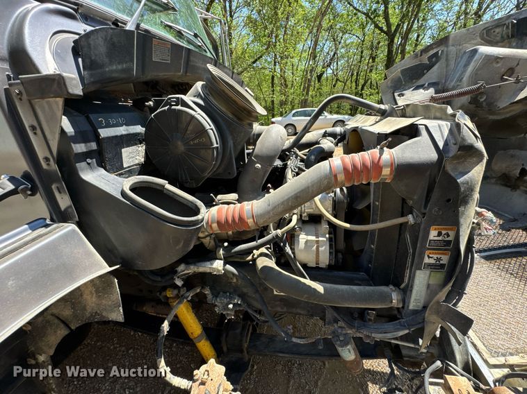 image for item DO0933 2005 Kenworth T300 flatbed truck