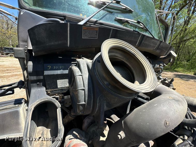 image for item DO0933 2005 Kenworth T300 flatbed truck