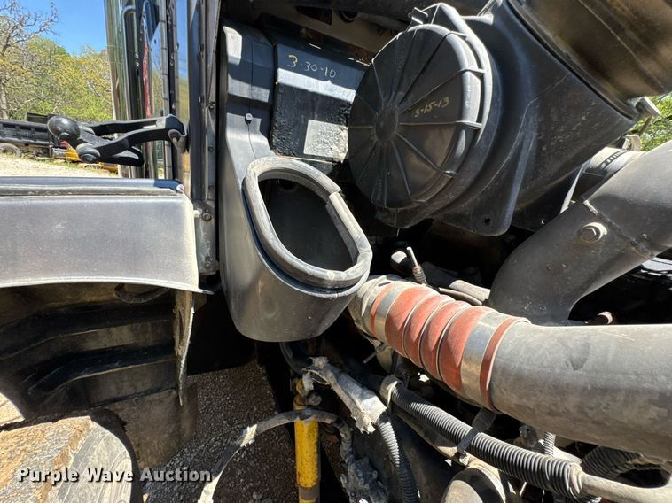 image for item DO0933 2005 Kenworth T300 flatbed truck