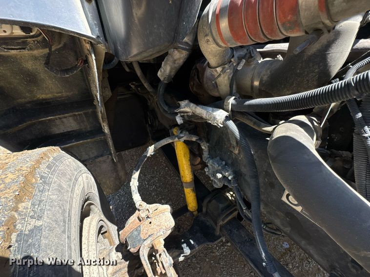 image for item DO0933 2005 Kenworth T300 flatbed truck