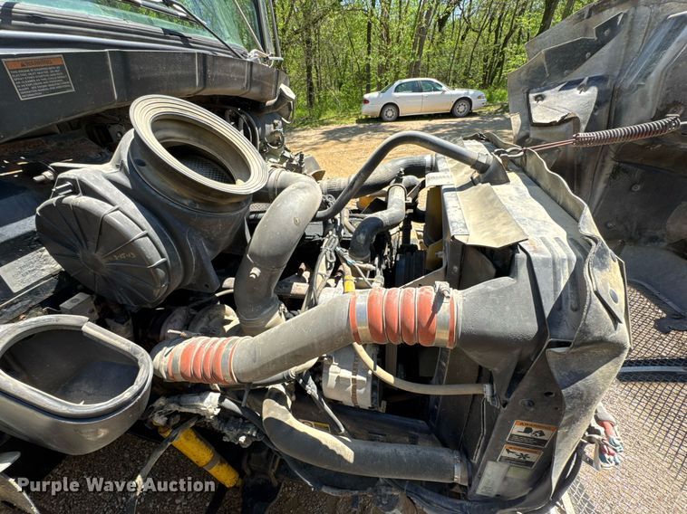 image for item DO0933 2005 Kenworth T300 flatbed truck