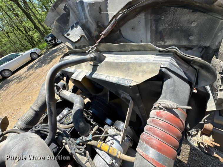 image for item DO0933 2005 Kenworth T300 flatbed truck