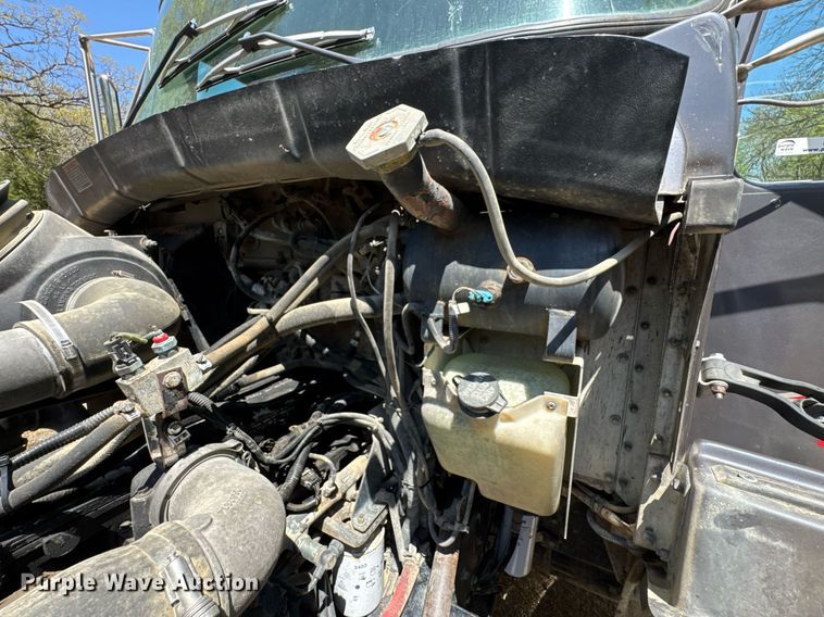 image for item DO0933 2005 Kenworth T300 flatbed truck