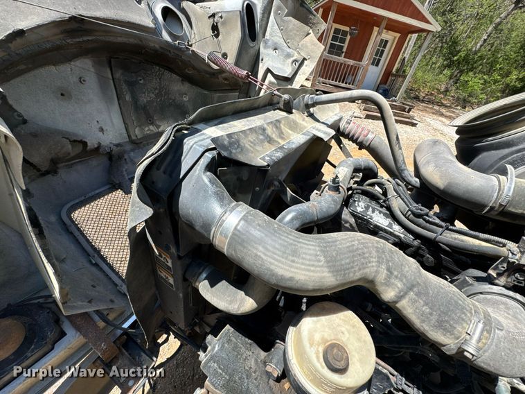 image for item DO0933 2005 Kenworth T300 flatbed truck