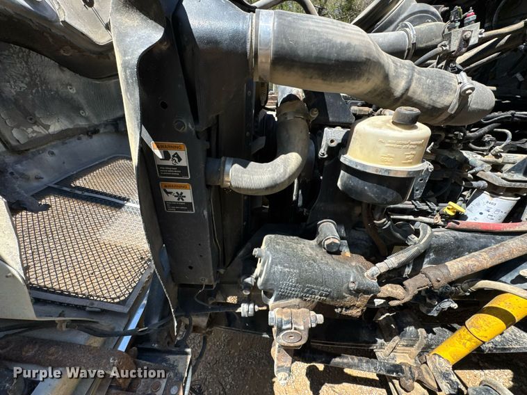 image for item DO0933 2005 Kenworth T300 flatbed truck