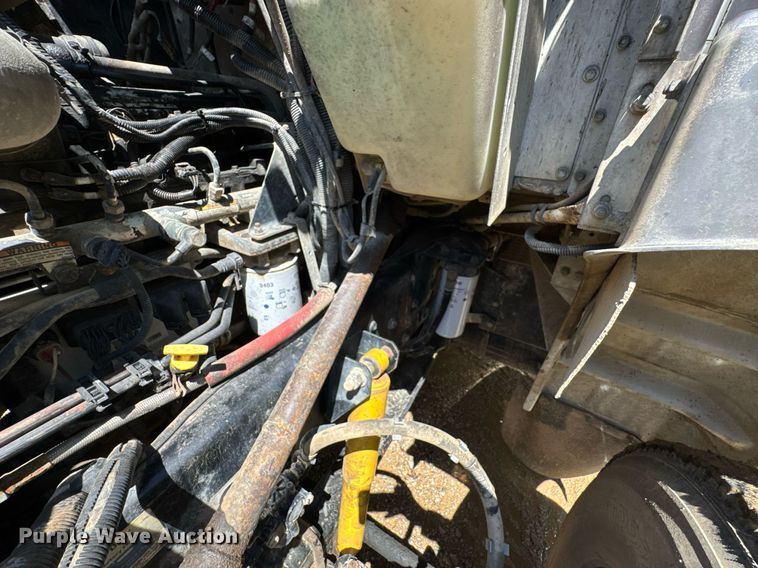 image for item DO0933 2005 Kenworth T300 flatbed truck