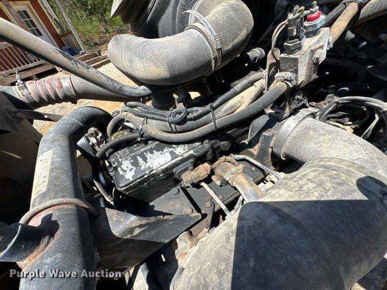 image for item DO0933 2005 Kenworth T300 flatbed truck