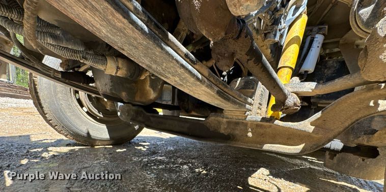 image for item DO0933 2005 Kenworth T300 flatbed truck