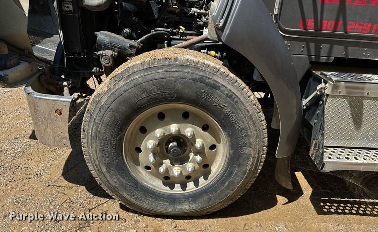 image for item DO0933 2005 Kenworth T300 flatbed truck