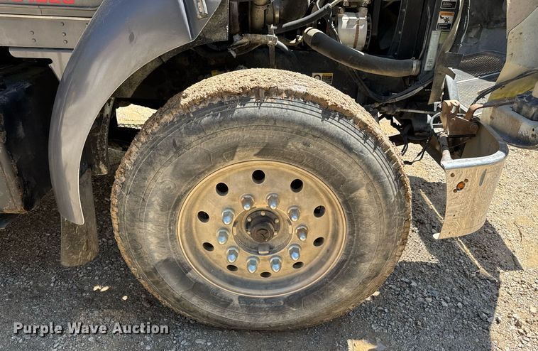 image for item DO0933 2005 Kenworth T300 flatbed truck