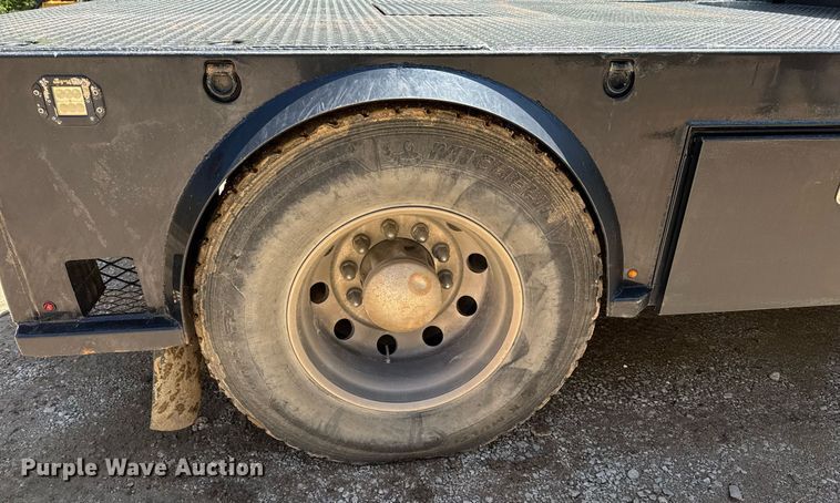 image for item DO0933 2005 Kenworth T300 flatbed truck