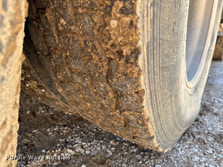 image for item DO0933 2005 Kenworth T300 flatbed truck