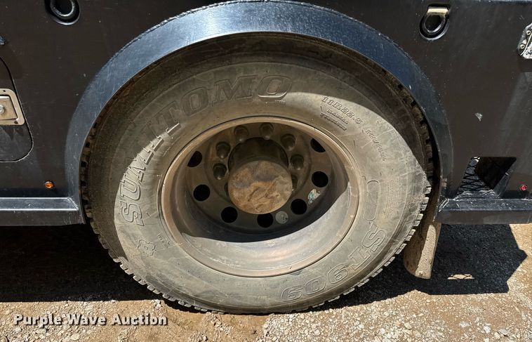 image for item DO0933 2005 Kenworth T300 flatbed truck