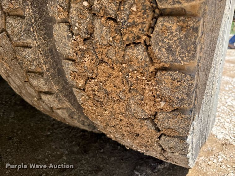 image for item DO0933 2005 Kenworth T300 flatbed truck