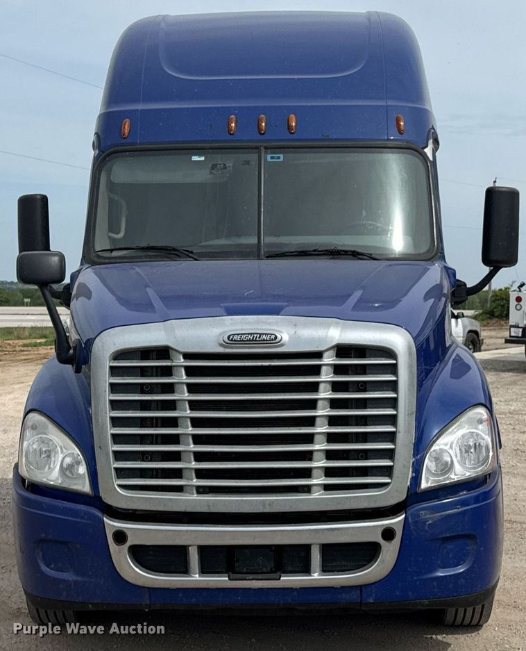 image for item DO0959 2019 Freightliner Cascadia 125 semi truck
