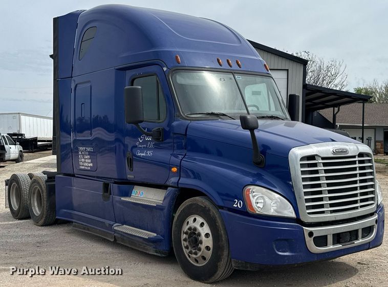 image for item DO0959 2019 Freightliner Cascadia 125 semi truck