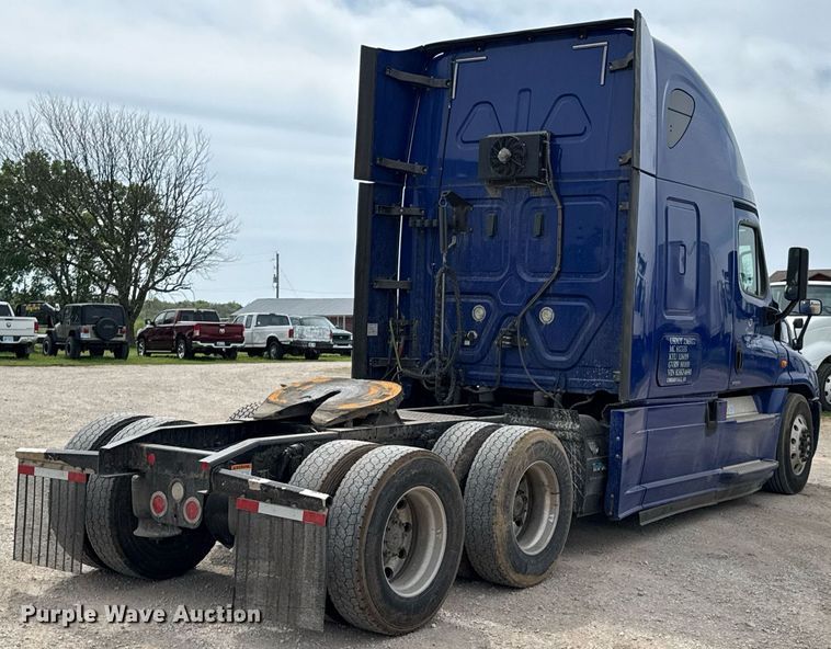 image for item DO0959 2019 Freightliner Cascadia 125 semi truck