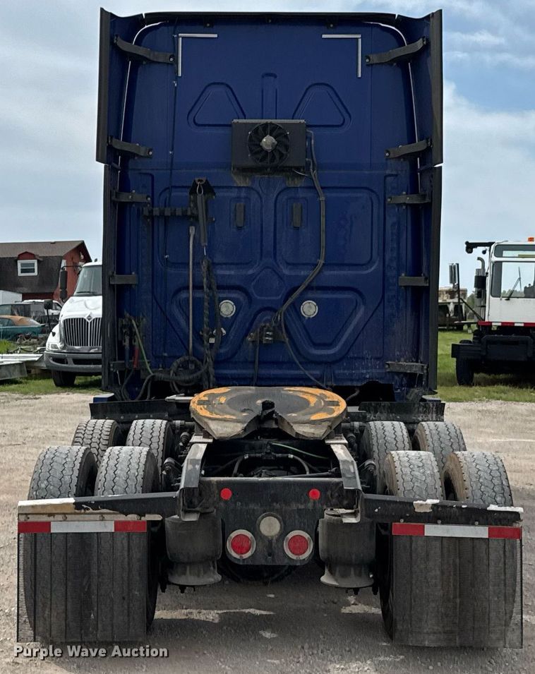 image for item DO0959 2019 Freightliner Cascadia 125 semi truck