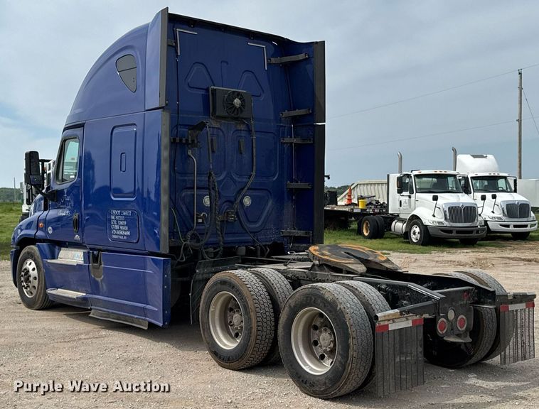 image for item DO0959 2019 Freightliner Cascadia 125 semi truck