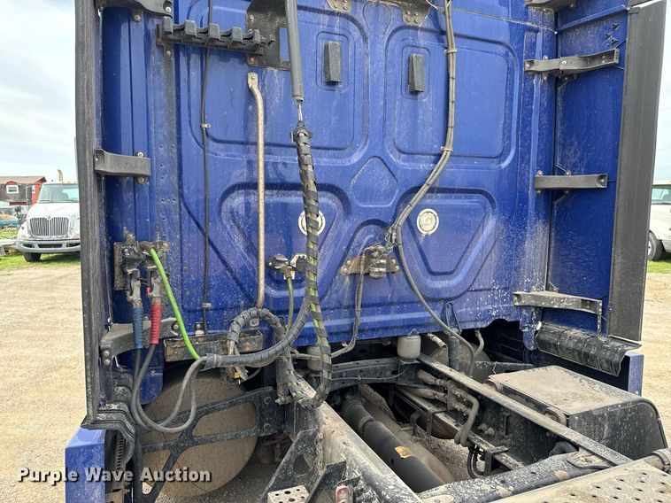 image for item DO0959 2019 Freightliner Cascadia 125 semi truck