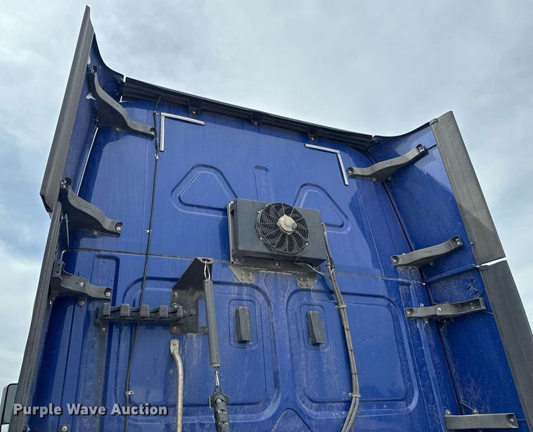 image for item DO0959 2019 Freightliner Cascadia 125 semi truck