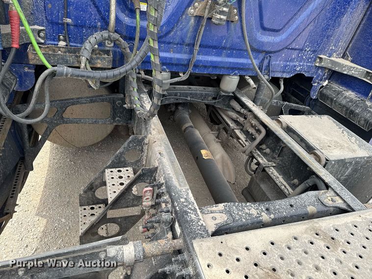 image for item DO0959 2019 Freightliner Cascadia 125 semi truck