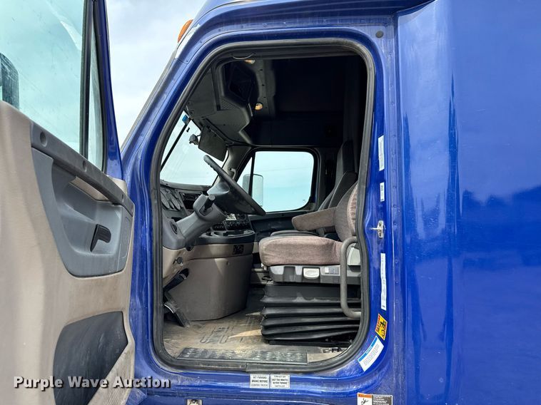 image for item DO0959 2019 Freightliner Cascadia 125 semi truck