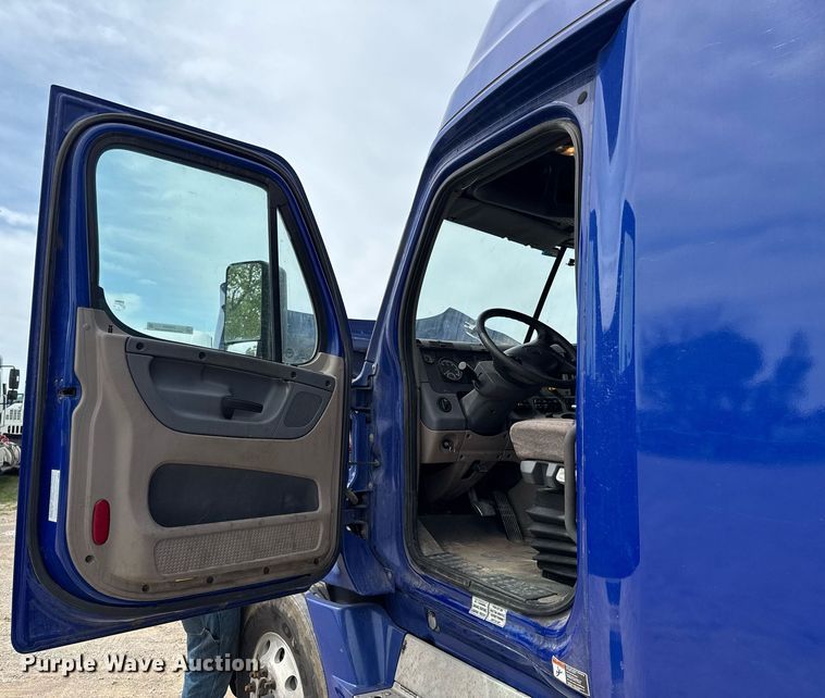 image for item DO0959 2019 Freightliner Cascadia 125 semi truck