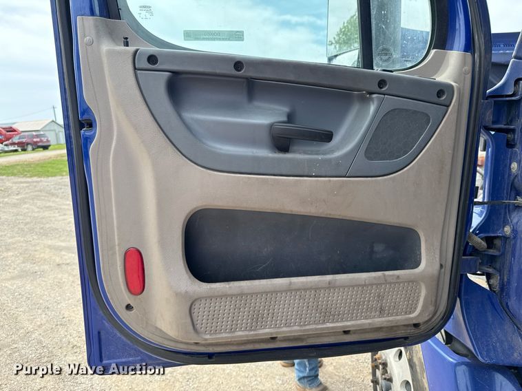 image for item DO0959 2019 Freightliner Cascadia 125 semi truck