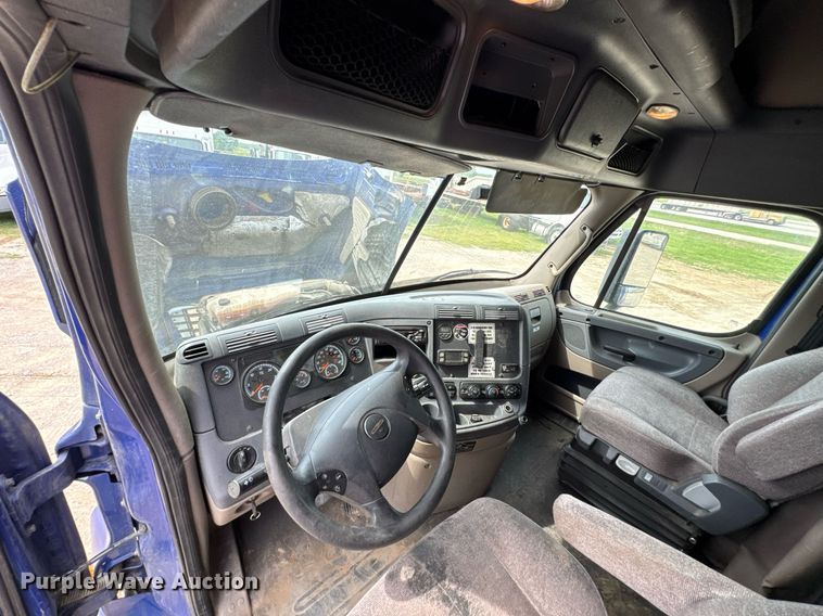 image for item DO0959 2019 Freightliner Cascadia 125 semi truck