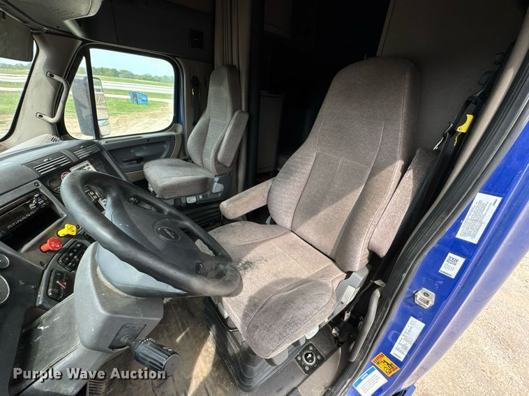 image for item DO0959 2019 Freightliner Cascadia 125 semi truck