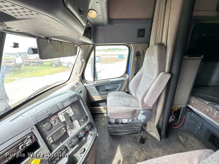image for item DO0959 2019 Freightliner Cascadia 125 semi truck