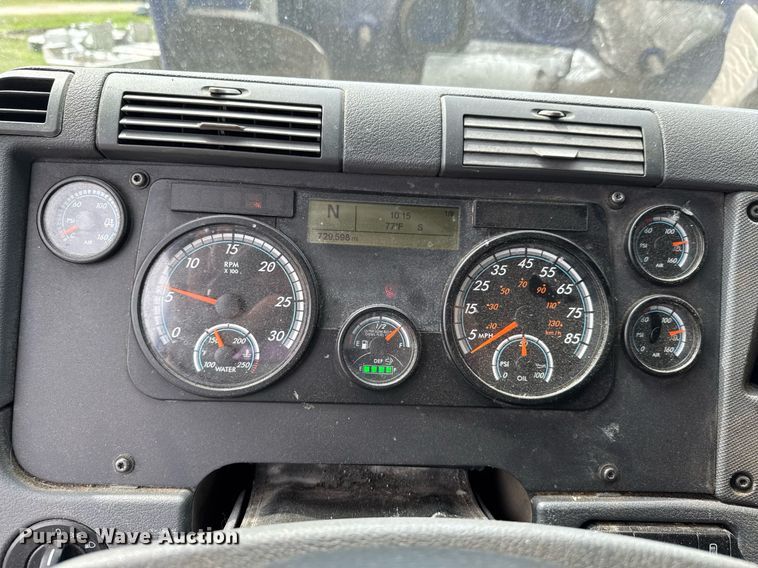 image for item DO0959 2019 Freightliner Cascadia 125 semi truck