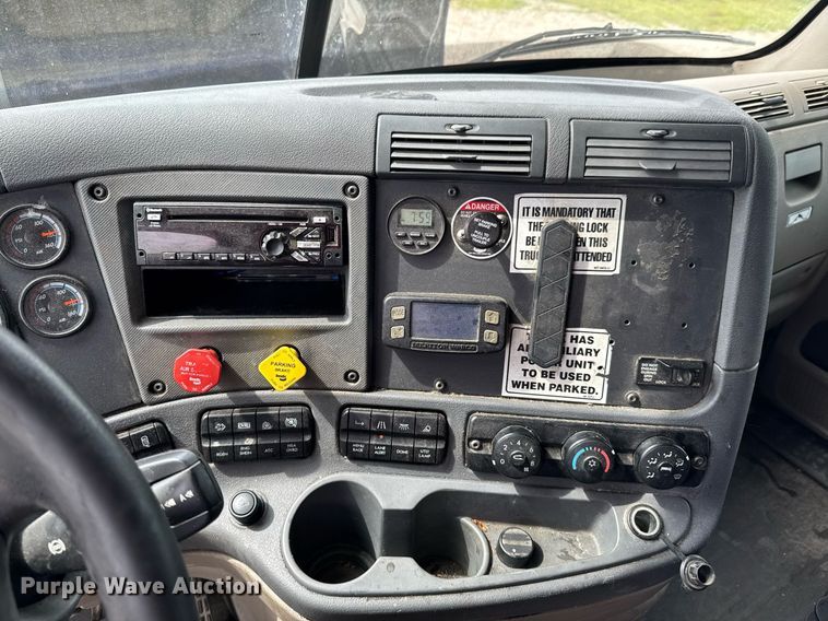 image for item DO0959 2019 Freightliner Cascadia 125 semi truck