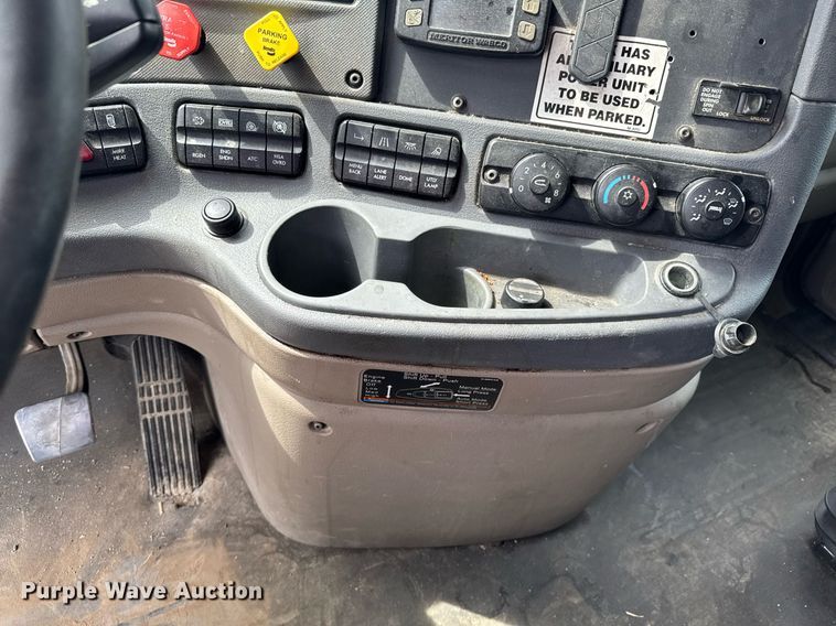 image for item DO0959 2019 Freightliner Cascadia 125 semi truck