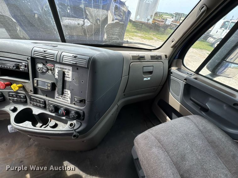 image for item DO0959 2019 Freightliner Cascadia 125 semi truck