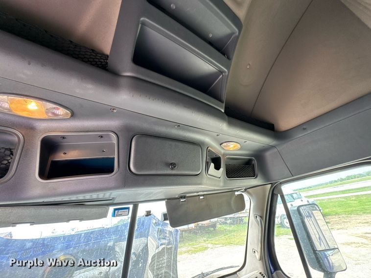 image for item DO0959 2019 Freightliner Cascadia 125 semi truck