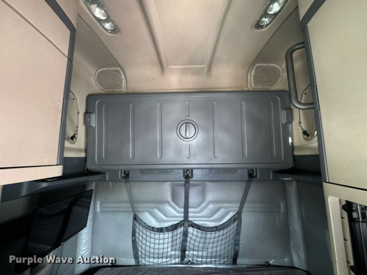 image for item DO0959 2019 Freightliner Cascadia 125 semi truck